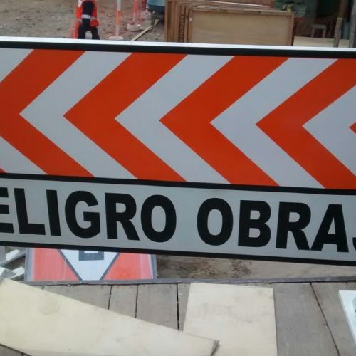 Tranquera de madera en vinil reflectivo grado Ingeniería