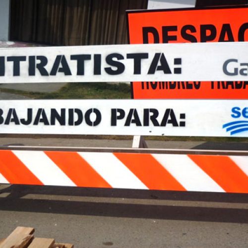 TRANQUERA DE MADERA DE 2.40 X 1.20 MTS. EN PINTURA